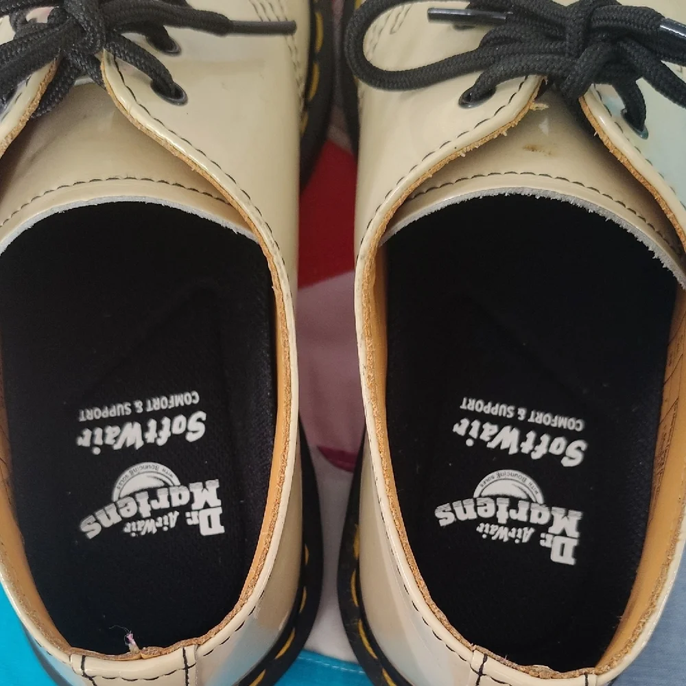Dr. Martens 1461 Cream Patent 3-Eye Oxford with Black Laces - Picture 2 of 7